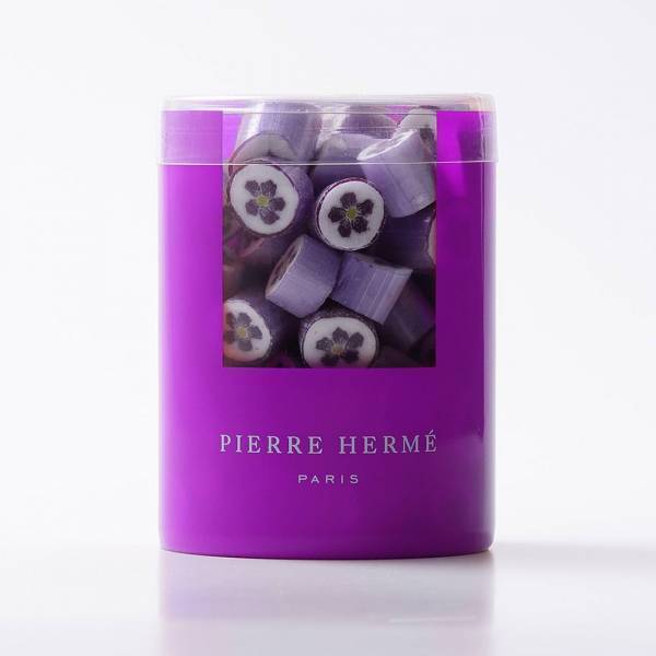 ピエール・エルメ・パリ、母の日のためのギフトコレクション。カラフルなマカロンやハートのケーキ