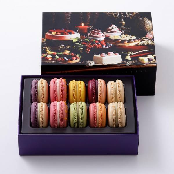 ピエール・エルメ・パリ、母の日のためのギフトコレクション。カラフルなマカロンやハートのケーキ