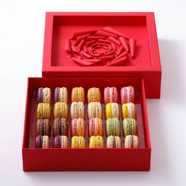 ピエール・エルメ・パリ、母の日のためのギフトコレクション。カラフルなマカロンやハートのケーキ