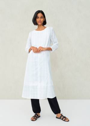 ユニクロ×リナ・シン「クルタ・コレクション」発売、インド女性の日常着“クルタ”を新たなライフウエアに