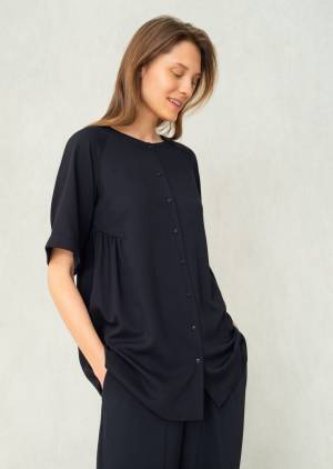 ユニクロ×リナ・シン「クルタ・コレクション」発売、インド女性の日常着“クルタ”を新たなライフウエアに