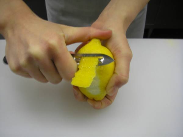 おうち居酒屋のレパートリー、レモンのお酒「リモンチェッロ」を作ろう【今宵の家飲みレシピ PART.1】