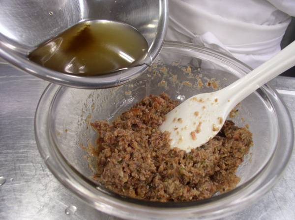 おうち居酒屋のレパートリー、常備おつまみ「豚肉のリエット」を作ろう【今宵の家飲みレシピ PART.2】