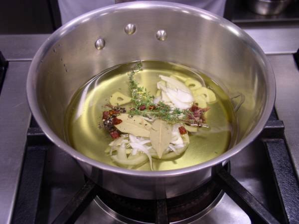 おうち居酒屋のレパートリー、ワインのおつまみの定番「オリーブときのこのオイル漬け」を作ろう【今宵の家飲みレシピ PART.3】