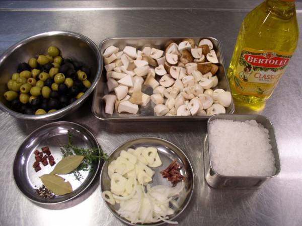 おうち居酒屋のレパートリー、ワインのおつまみの定番「オリーブときのこのオイル漬け」を作ろう【今宵の家飲みレシピ PART.3】