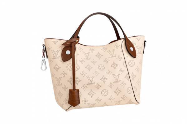 母の日に贈りたい、ルイ・ヴィトンのアイテム。日々の装いに華を添えるバッグやウォレット