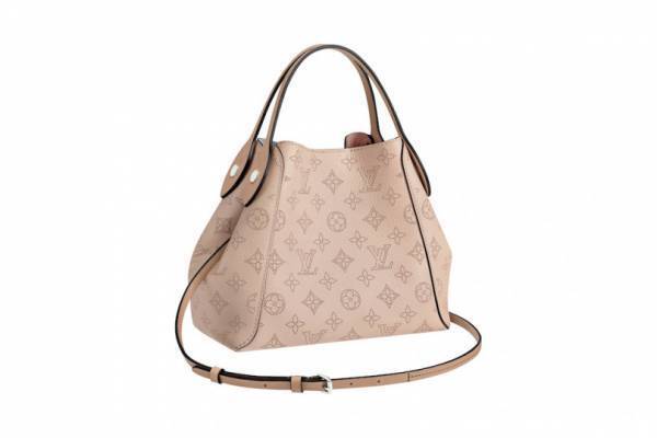 母の日に贈りたい、ルイ・ヴィトンのアイテム。日々の装いに華を添えるバッグやウォレット