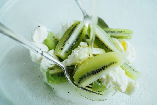 Mr. CHEESECAKEのシェフ直伝「キウイとハーブのマリネ」のレシピと、3つのアレンジ