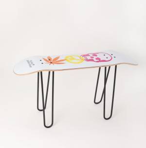 ルシアン ぺラフィネから、スケートボードデッキが登場。アイコニックなモチーフを落とし込んで