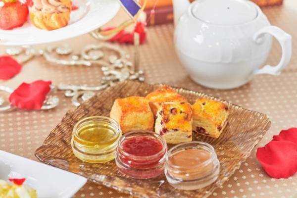 乙女心くすぐる「美女と野獣」をイメージしたスイーツで、本格的な「おうちアフタヌーンティー」