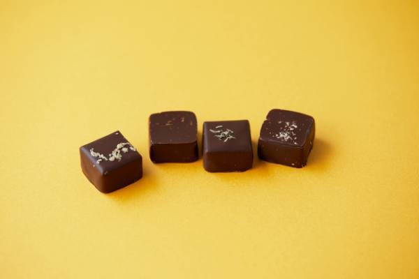 4種類のチーズにナッツやスパイスを加えたボンボンショコラ。JEAN-PAUL HEVIN「ショコラ アペリティフ オ フロマージュ」発売