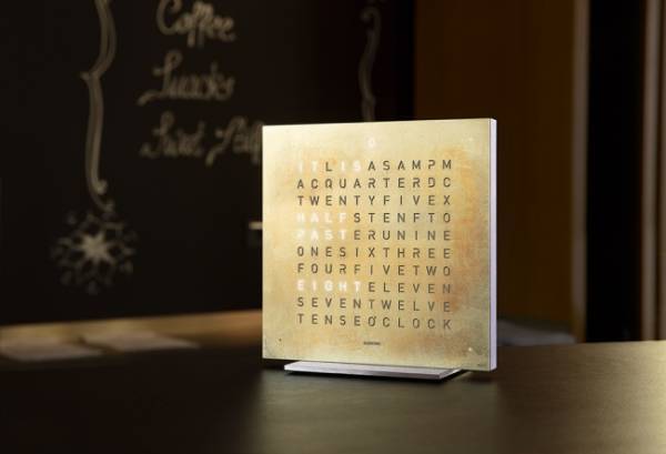 文章で時刻を表示するQLOCKTWO、2020年新作は人気のクリエーターズエディションがテーブルクロックに