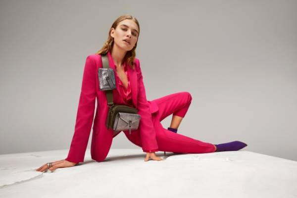 ブルガリの2020秋冬コレクションからパールのように光り輝く新素材の新作バッグが登場