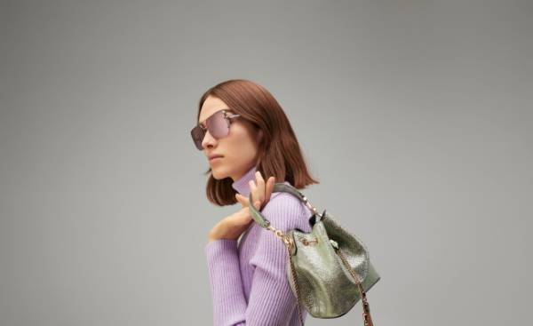 ブルガリの2020秋冬コレクションからパールのように光り輝く新素材の新作バッグが登場