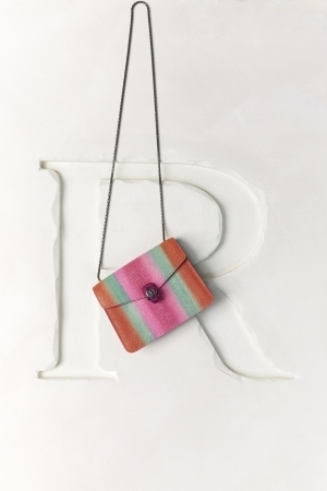 ブルガリの2020秋冬コレクションからパールのように光り輝く新素材の新作バッグが登場