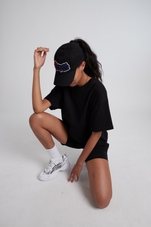 トリコロールカラーのビッグロゴ。TATRASが人気スポーツブランドFILAとのコラボアイテムを発売