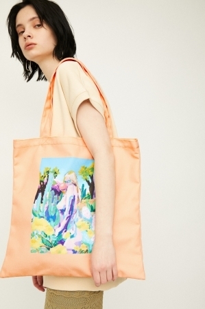 SLY（スライ）が 画家・小澤雅志氏とコラボ。Tシャツやトートバッグなどを発売