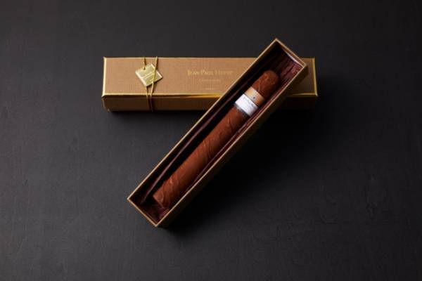 精巧でエレガントな葉巻型のショコラ。JEAN-PAUL HEVIN「シガーアンショコラ」を父の日に。