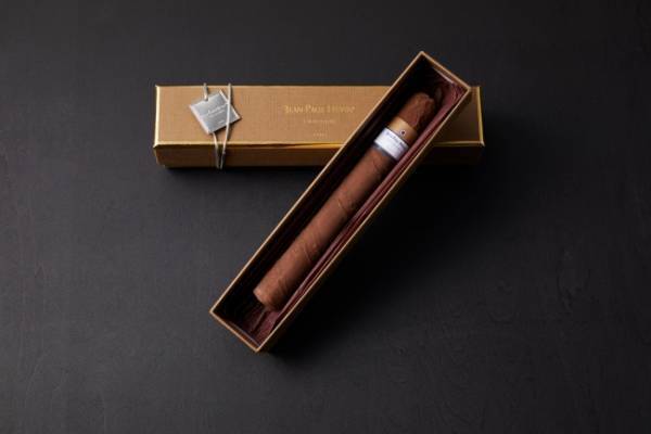 精巧でエレガントな葉巻型のショコラ。JEAN-PAUL HEVIN「シガーアンショコラ」を父の日に。