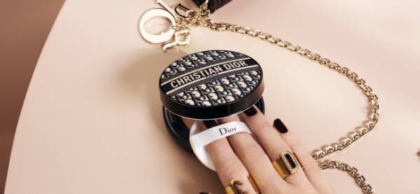1月発売時は即完売。ディオール ロゴマニアを纏ったクッションファンデが再登場