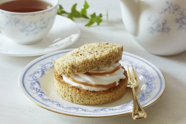 Afternoon Tea監修。スリランカ産の紅茶を使った贅沢スイーツ「紅茶のシフォンサンド」がファミマに登場