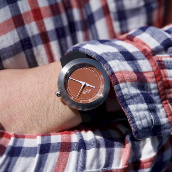 スイス時計ブランド「アイクポッド」、新コレクションMegapodで復活後初の限定モデルを発売