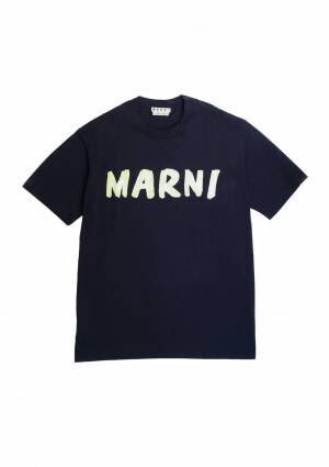 マルニ、新作ロゴバッグとTシャツを日本限定発売。エネルギッシュなハンドペイントロゴに注目