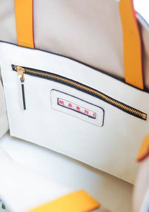 マルニ、新作ロゴバッグとTシャツを日本限定発売。エネルギッシュなハンドペイントロゴに注目