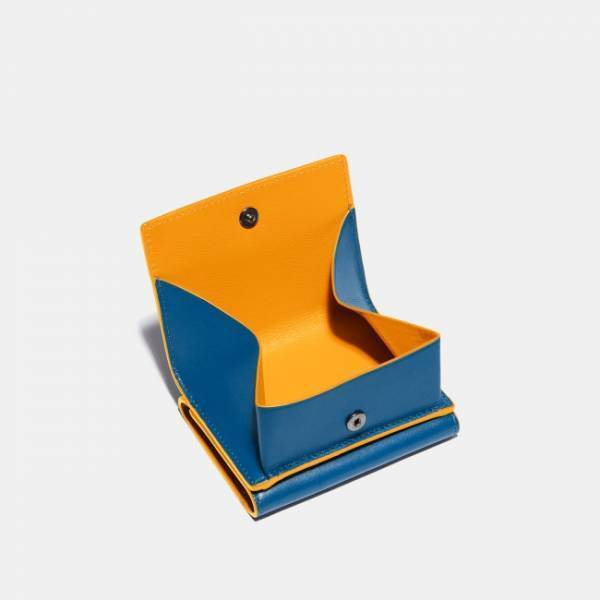 スマホも入る充実した収納力が魅力。コーチから新作レザーグッズが登場