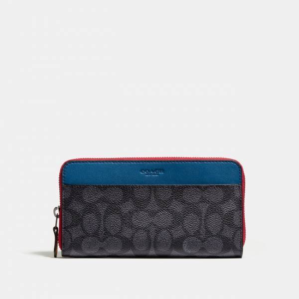 スマホも入る充実した収納力が魅力。コーチから新作レザーグッズが登場