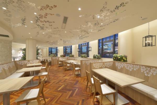 目の前で絞られるマロンクリームが魅力的。カフェ・カイラの新感覚「モンブランパンケーキ」