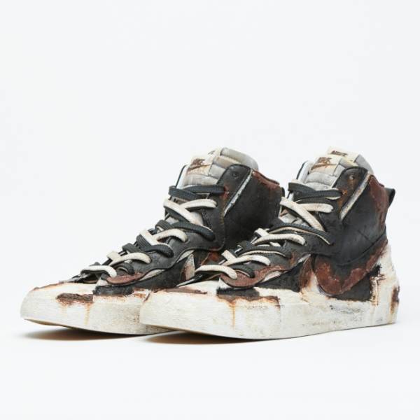 スチュリートから業界を騒がせた「sacai × NIKE BLAZER MID」をベースにしたリメイクモデルの再販決定