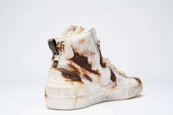 スチュリートから業界を騒がせた「sacai × NIKE BLAZER MID」をベースにしたリメイクモデルの再販決定