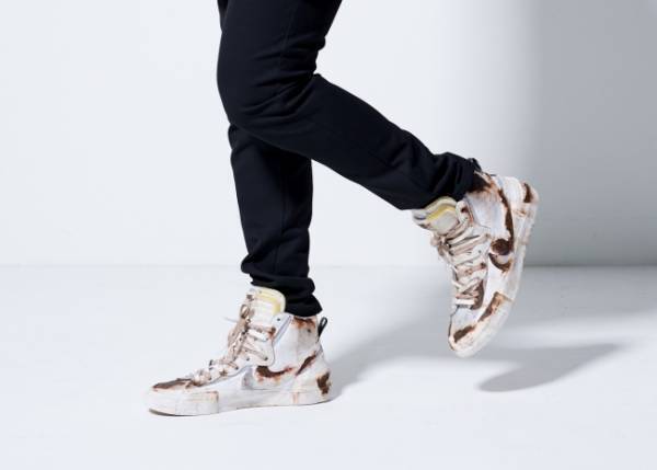スチュリートから業界を騒がせた「sacai × NIKE BLAZER MID」をベースにしたリメイクモデルの再販決定