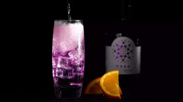 UKで今人気のブルー色のジン。飲み方で色の変化が楽しめるクラフトジン登場
