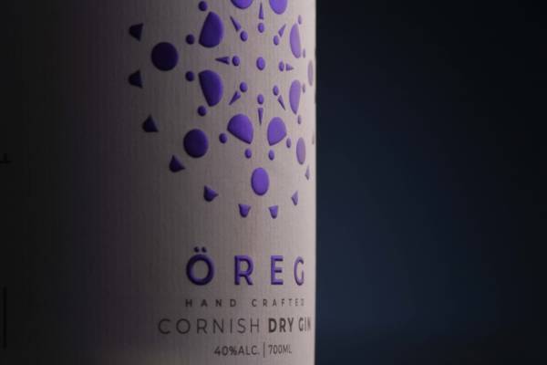 UKで今人気のブルー色のジン。飲み方で色の変化が楽しめるクラフトジン登場