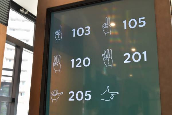 スターバックス、国内初のサイニングストアを東京・国立市にオープン。手話が共通言語に