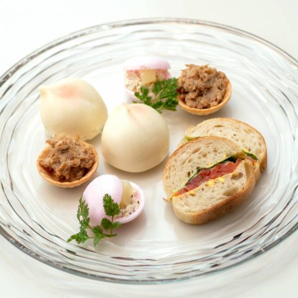 ホテル ラ・スイート神戸ハーバーランドで過ごす、麗しき「桃づくし」のアフタヌーンティー