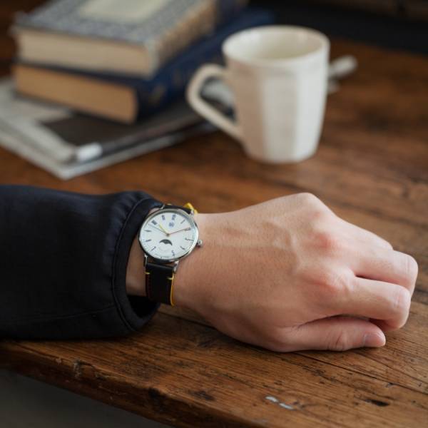 ドイツの腕時計ブランド「ドゥッファ(DUFA) 」が、バウハウスの3原色を配した新作を発売