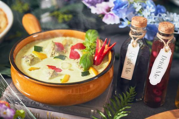 「不思議の国のアリス」がテーマのスイーツブッフェ、ホテル インターコンチネンタル 東京ベイで開催