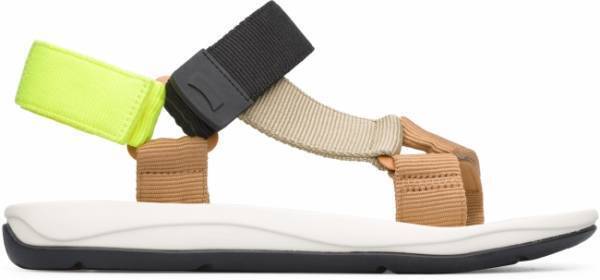 カンペールが提案する新コンセプト「サステナブルサマー」のサンダルがラインアップ