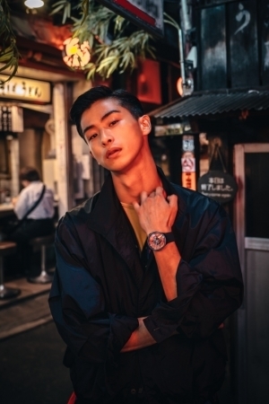 スウォッチから「BIG BOLD SPECTRUM」が登場! イメージビジュアルは東京を舞台にRKが撮りおろし