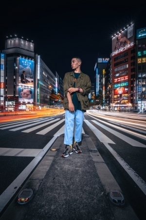 スウォッチから「BIG BOLD SPECTRUM」が登場! イメージビジュアルは東京を舞台にRKが撮りおろし