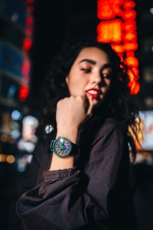 スウォッチから「BIG BOLD SPECTRUM」が登場! イメージビジュアルは東京を舞台にRKが撮りおろし