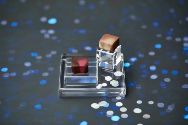 夏を感じるフランボワーズとパッションフルーツの味わい。JEAN-PAUL HEVINから花火をイメージしたボンボンショコラが登場