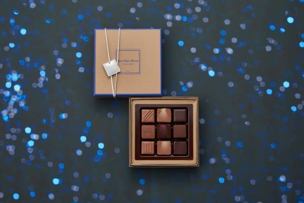 夏を感じるフランボワーズとパッションフルーツの味わい。JEAN-PAUL HEVINから花火をイメージしたボンボンショコラが登場