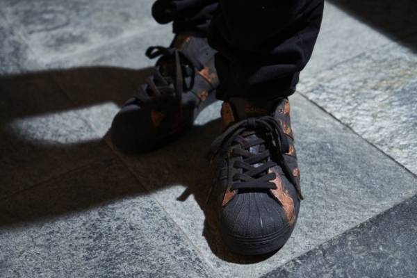 錆をテーマにしたリメイクプロジエクト「RUST」から、adidas SUPERSTARをベースにしたリメイクモデルが発売