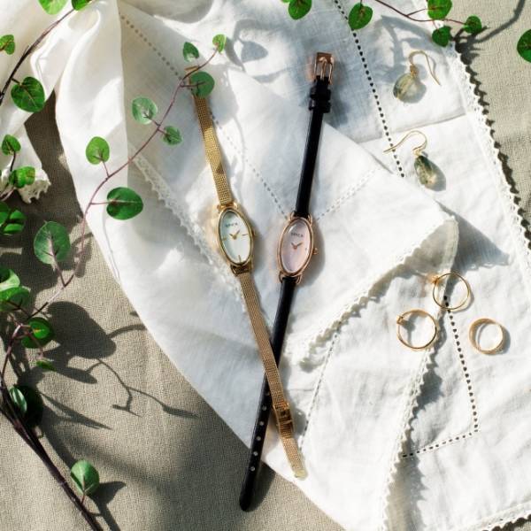 華奢なストラップが女性らしい手元を演出。SPICAから新作「OVAL」シリーズが登場