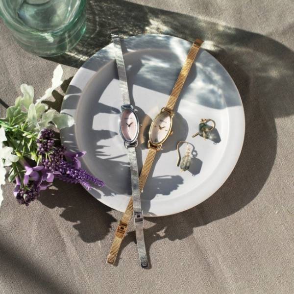 華奢なストラップが女性らしい手元を演出。SPICAから新作「OVAL」シリーズが登場