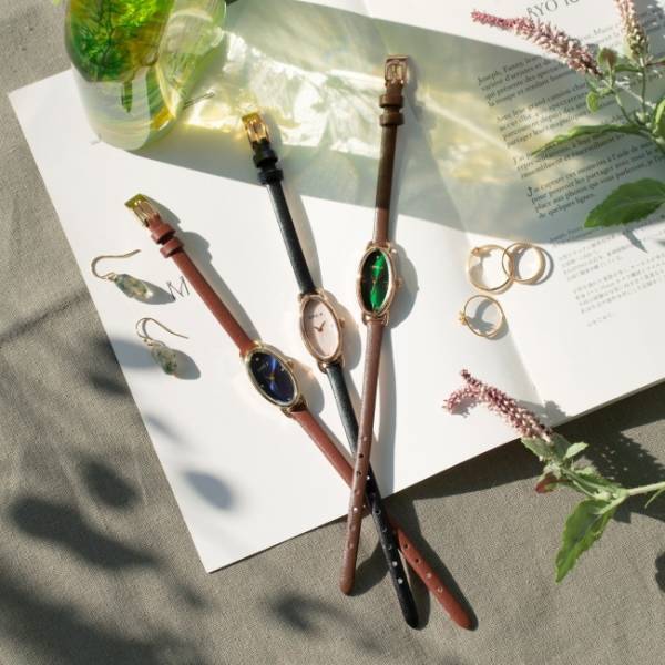 華奢なストラップが女性らしい手元を演出。SPICAから新作「OVAL」シリーズが登場